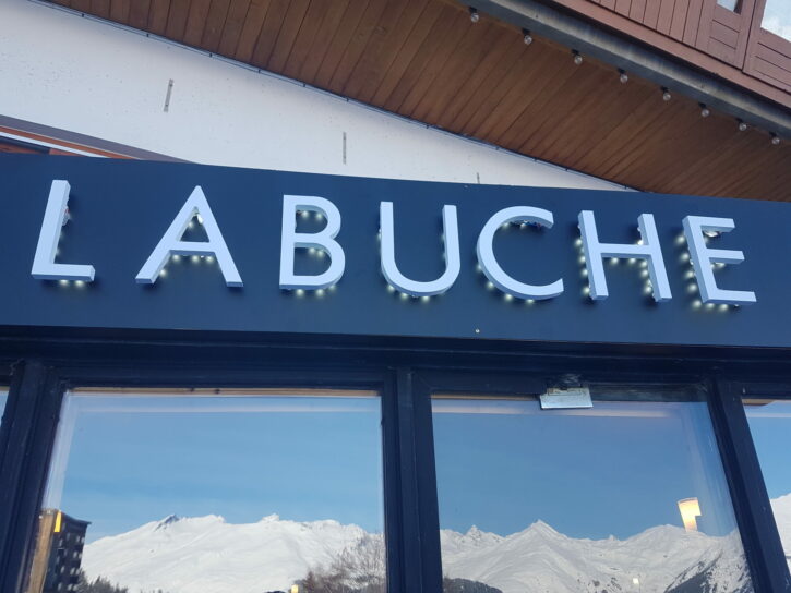 Restaurant la Buche Lettrage komacel 19mm rétro éclairé par leds enseigne dibond 3mm, impression quadri sur adhésif + plastif